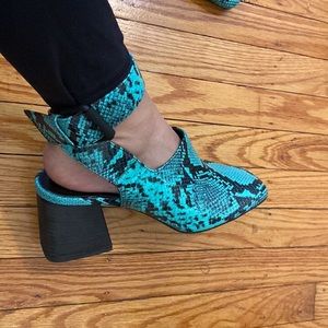 NWOB New Vic Matie Blue Snakeskin Mule Heel 38.5